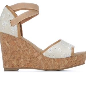 👣🩷Y•NOT? 🩷 Beige Eyelet Platform Wedges